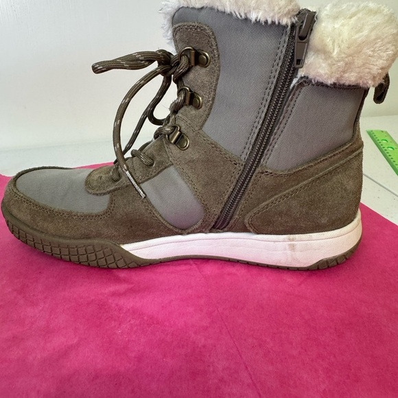 Brownish/greenish winter boots with blue accent and fur. Size 9 - Picture 8 of 8
